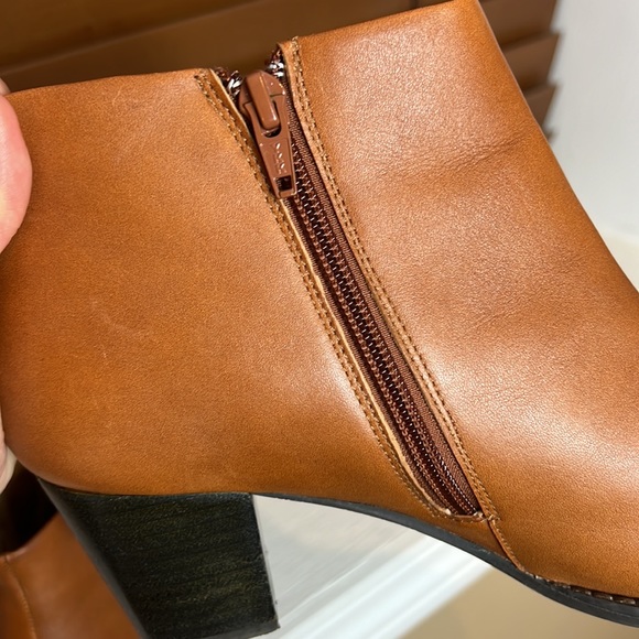 • VIONIC • Leather Boots • Size 8.5 • Gently Worn! - Picture 12 of 15